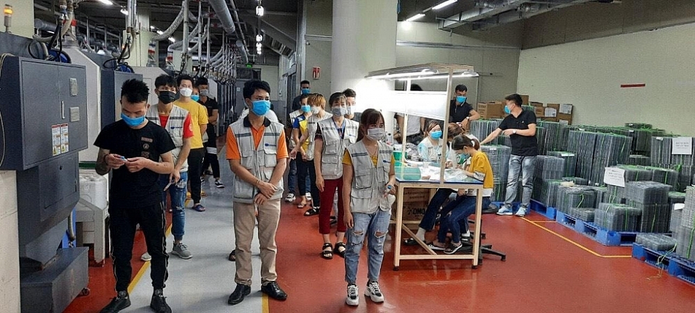 Công nhân công ty TNHH ShinYoung Việt Nam thực hiện giữ khoảng cách chờ lấy mẫu xét nghiệm. Ảnh Trung tâm Y tế huyện Việt Yên.