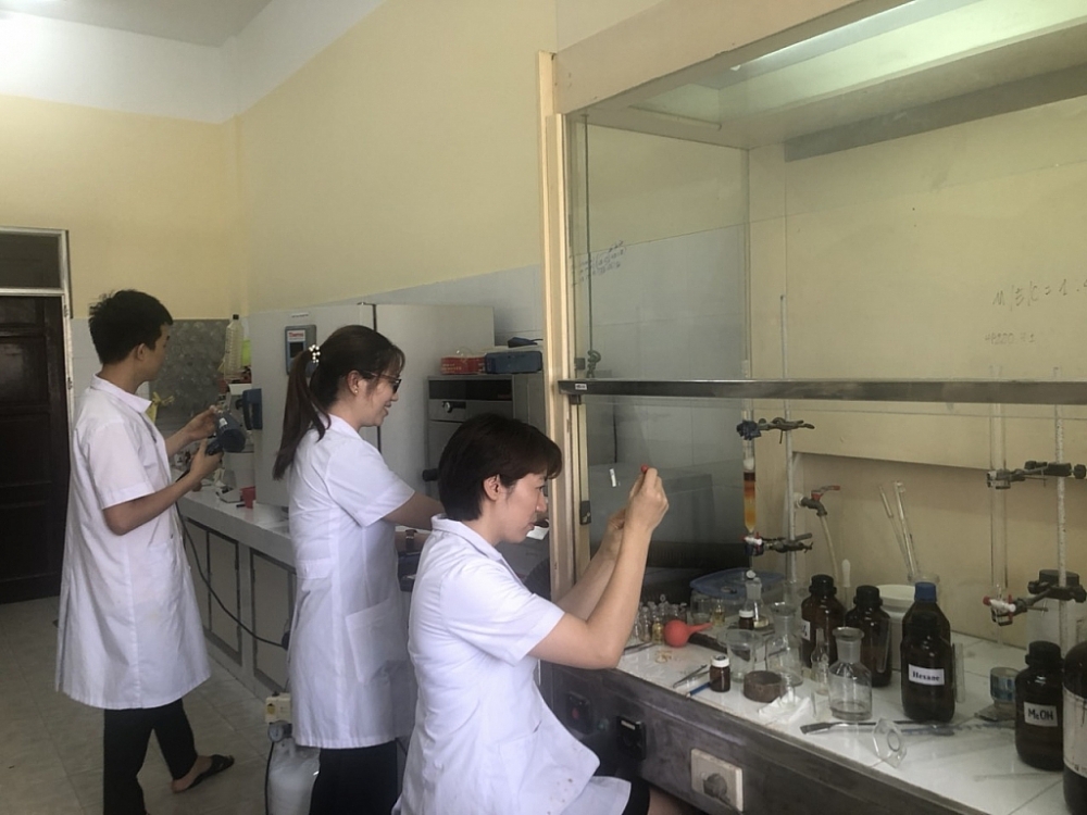 Các nhà khoa học Viện Hóa học tiến hành nghiên cứu trong phòng thí nghiệm