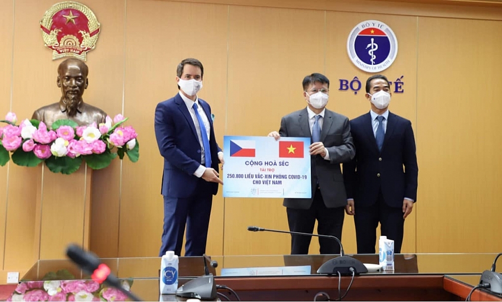 Việt Nam tiếp nhận 250.800 liều vắc xin phòng Covid-19 do Chính phủ Cộng hòa Séc trao tặng