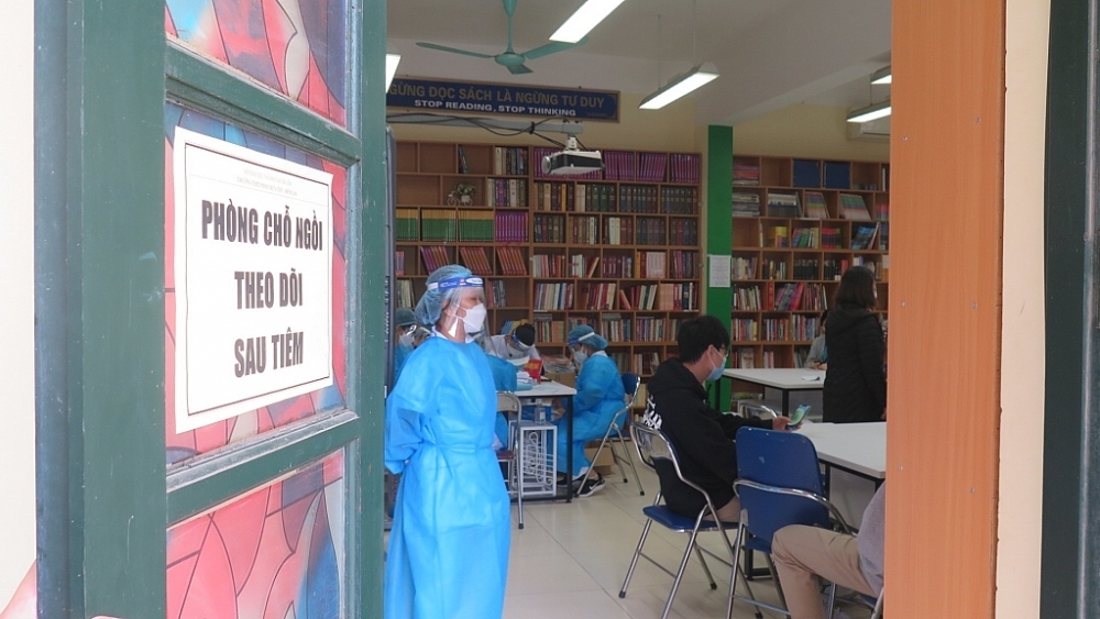 Những học sinh đầu tiên của Hà Nội được tiêm vắc xin phòng Covid-19 Những học sinh đầu tiên của Hà Nội được tiêm vắc xin phòng Covid-19