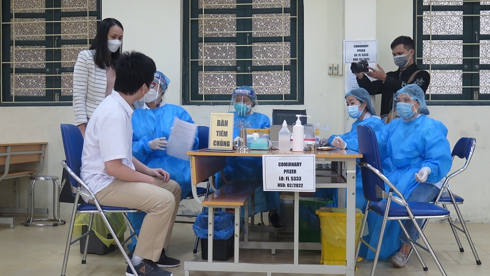 Những học sinh đầu tiên của Hà Nội được tiêm vắc xin phòng Covid-19 Những học sinh đầu tiên của Hà Nội được tiêm vắc xin phòng Covid-19