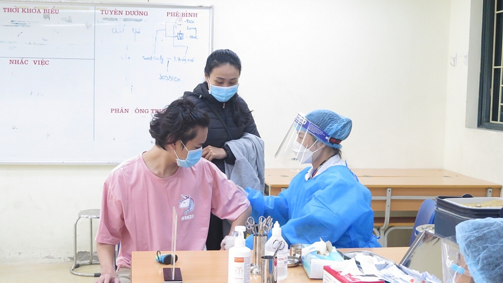 Ngày 27/11, Hà Nội tiếp tục tiêm vắc xin phòng Covid-19 cho học sinh lớp 9