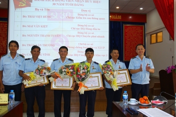 Đảng ủy Cục Hải quan TPHCM trao Huy hiệu 30 năm tuổi đảng cho đảng viên