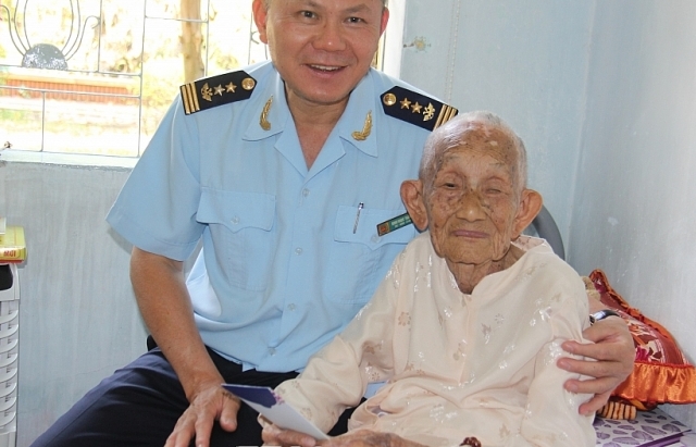 Cục Hải quan TPHCM mang Tết yêu thương, đầm ấm đến cho người già và trẻ em.