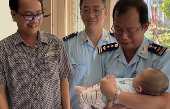 Hải quan sân bay quốc tế Tân Sơn Nhất mang Xuân ấm áp đến với trẻ mồ côi