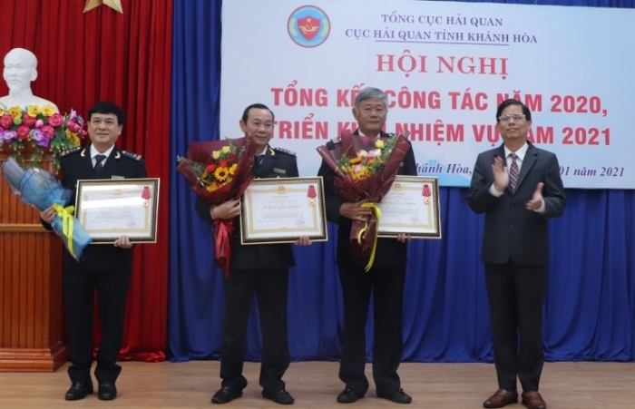 Chủ tịch tỉnh trao nhiều Huân chương cho tập thể, cá nhân Cục Hải quan Khánh Hoà