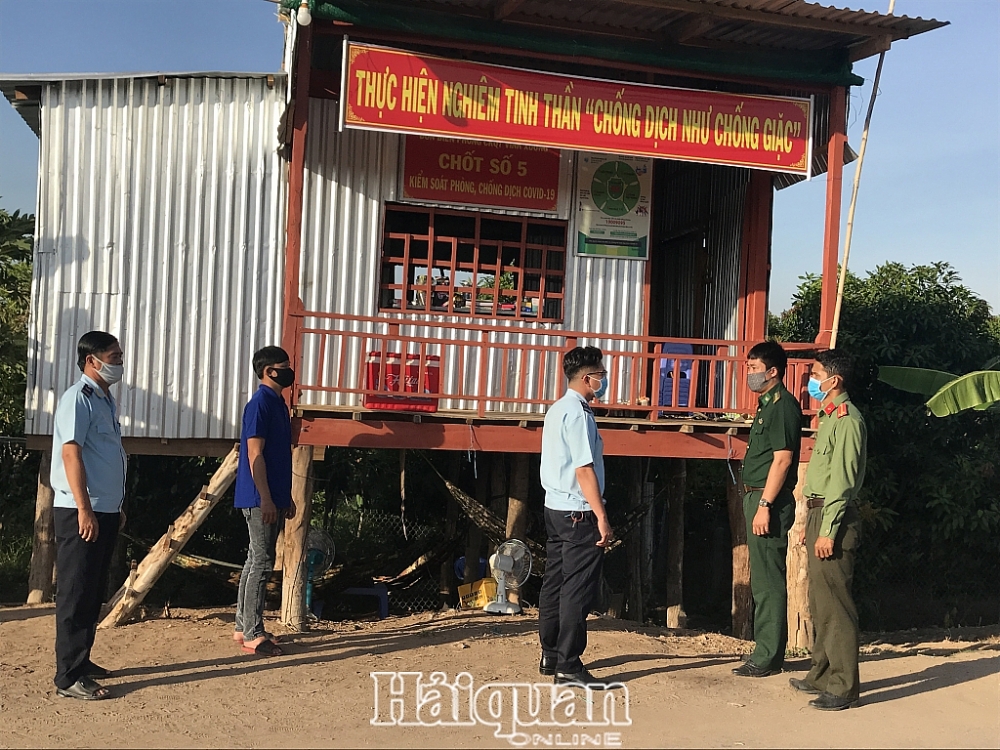 Màu áo xanh Hải quan tại các chốt liên ngành trên biên giới An Giang