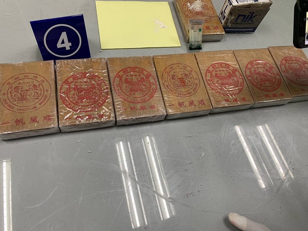 Nhiều bánh heroin được phát hiện trong các bưu phẩm