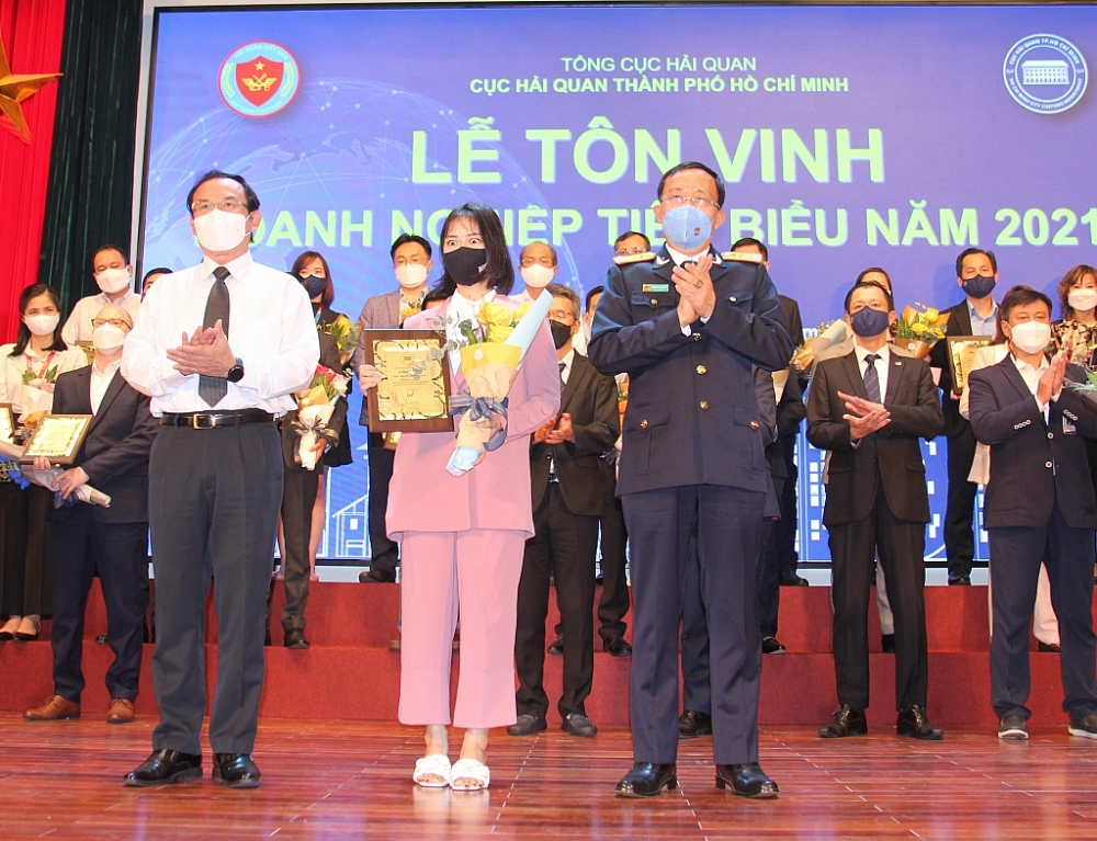 Bí thư Thành ủy TPHCM Nguyễn Văn Nên (bên trái) và Tổng cục trưởng Tổng cục Hải quan NGuyễn Văn Cẩn trao kỷ niệm chương cho Tổng lãnh sự quán tại TPHCM. Ảnh: T.H