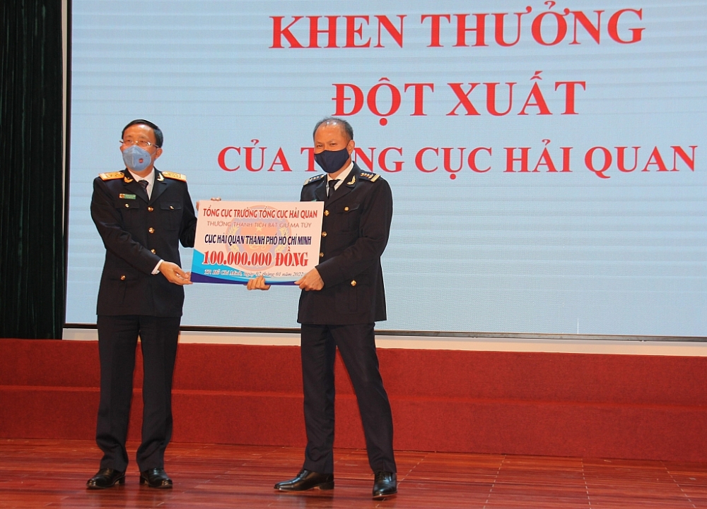 Tổng cục trưởng Nguyễn Văn Cẩn thương nóng cho Cục Hải quan TPHCM. Ảnh: T.H