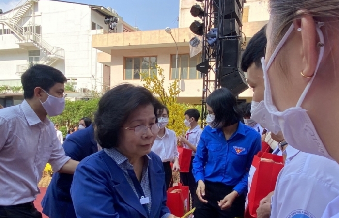 Vòng Tay Việt – Sài Gòn tặng quà Tết và lì xì cho các em học sinh mồ côi do Covid-19