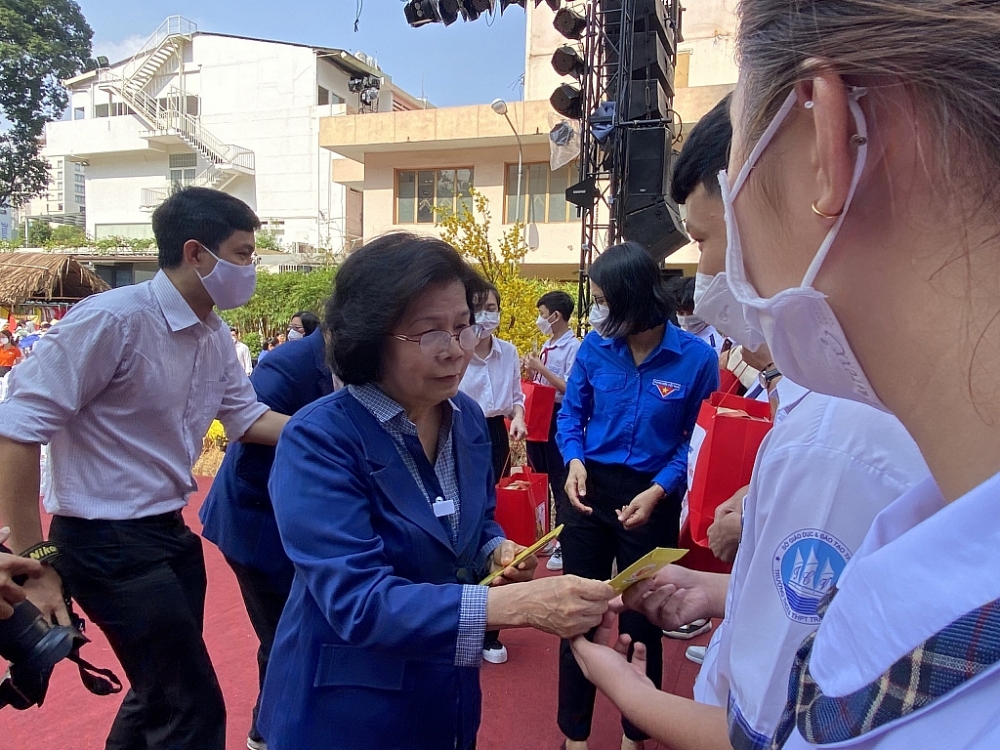 Vòng Tay Việt – Sài Gòn tặng quà Tết và lì xì cho các em học sinh mồ côi do Covid-19