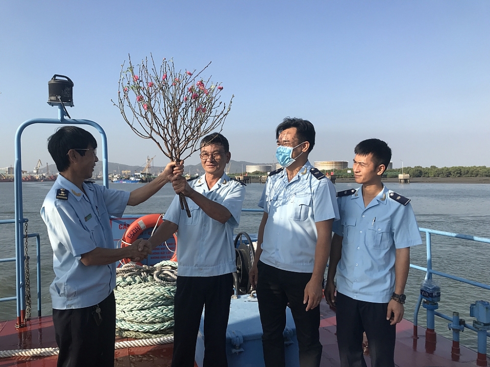 Đón Tết trên tàu kiểm soát cùng cán bộ công chức Hải đội 3 Đón Tết trên tàu kiểm soát cùng cán bộ công chức Hải đội 3