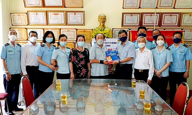 Công đoàn Cục Hải quan TPHCM tặng quà Tết cho người già và trẻ em tại hai trung tâm
