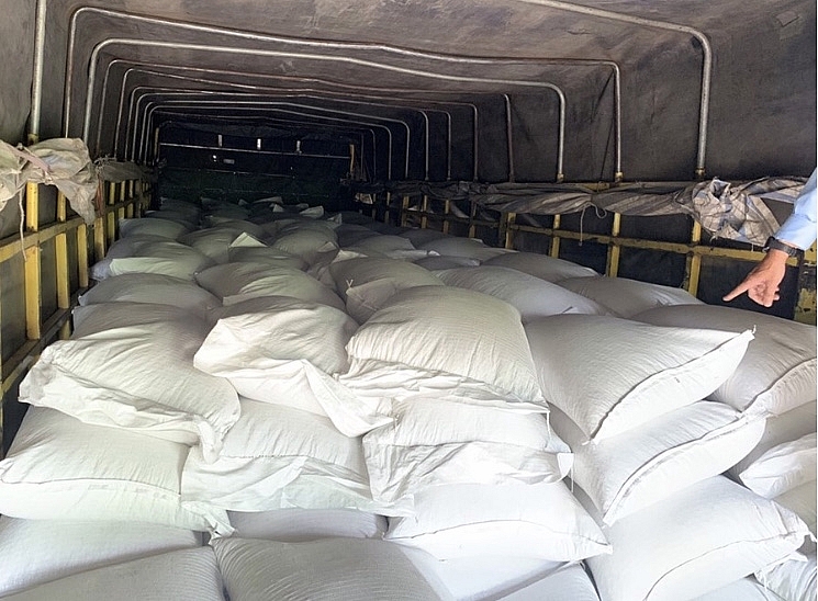 Bắt xe tải chở gần 19 tấn đậu nành không chứng từ