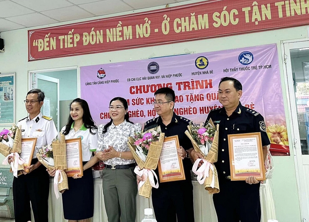 Hải quan cảng Sài Gòn khu vực 1 và Hải quan Hiệp Phước trao 400 phần quà Tết