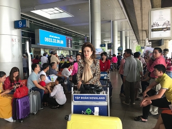 Hải quan sân bay Tân Sơn Nhất làm thủ tục cho gần nửa triệu khách XNC