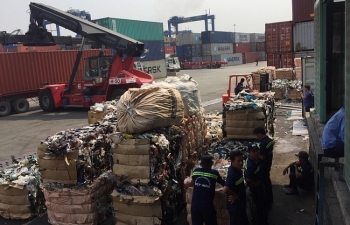 Tìm chủ nhân hơn 100 container phế liệu không có người nhận