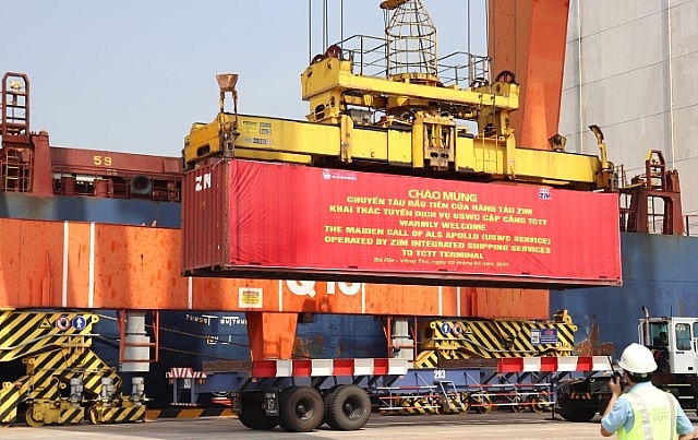 Các container hàng XK được bốc lên tàu 