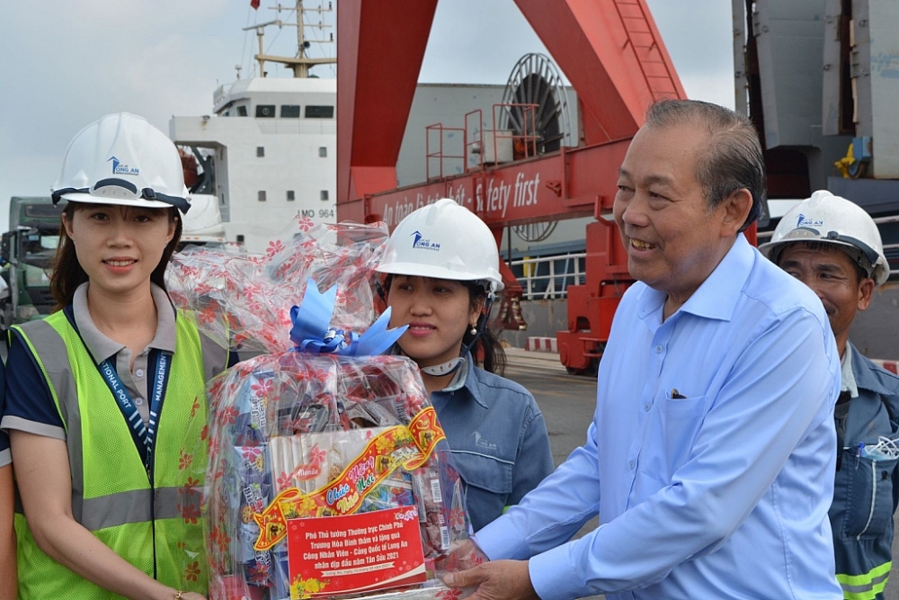 Phó Thủ tướng Trương Hòa Bình thăm công nhân làm việc xuyên Tết tại Cảng quốc tế Long An