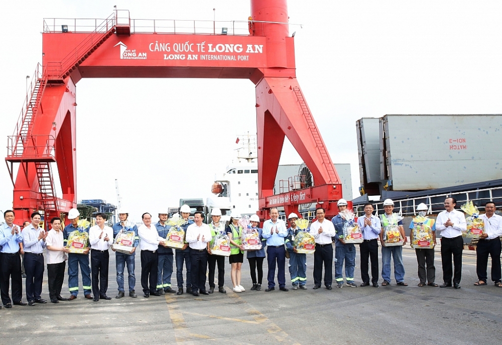 Phó Thủ tướng Trương Hòa Bình thăm công nhân làm việc xuyên Tết tại Cảng quốc tế Long An