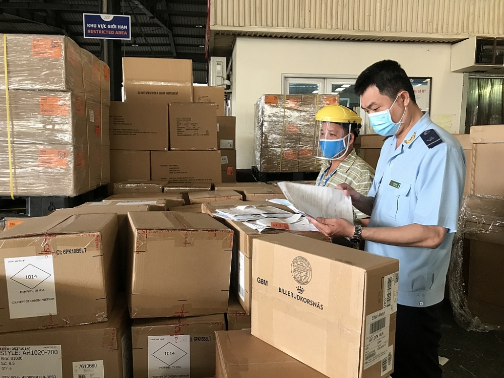 Những lô hàng xuất khẩu qua đường hàng không được Hải quan sân bay quốc tế Tân Sơn Nhất hỗ trợ, làm thủ tục kịp thời. Ảnh: T.H