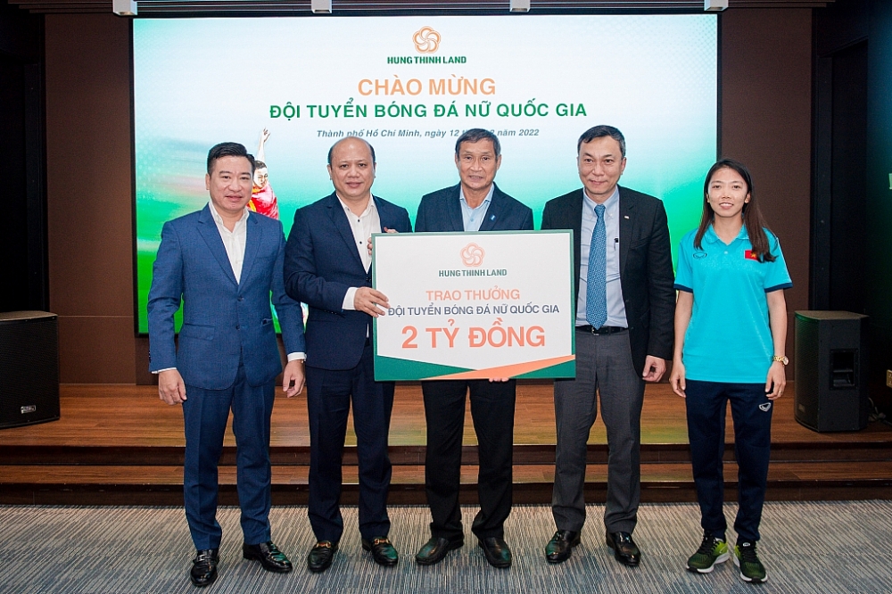Hưng Thịnh trao thưởng 2 tỷ đồng cho đội bóng đá nữ