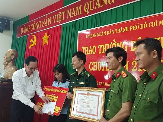 ubnd tphcm thuong nong ban chuyen an ma tuy 100 trieu dong