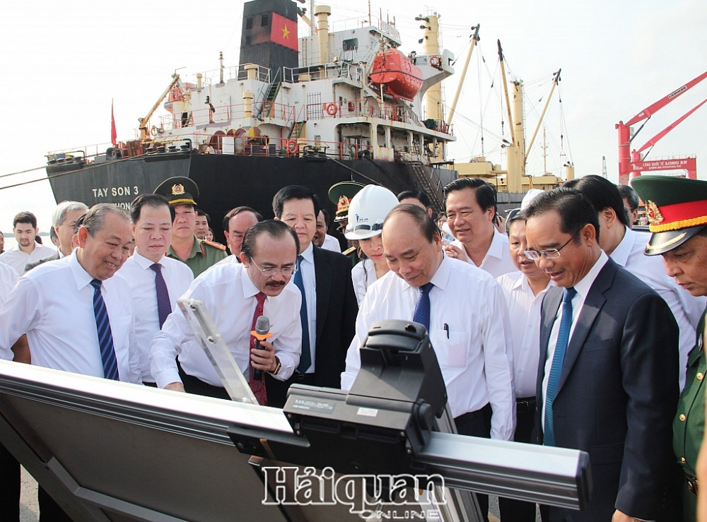 Thủ tướng thăm Cảng quốc tế Long An và dự án Nhà máy điện LNG