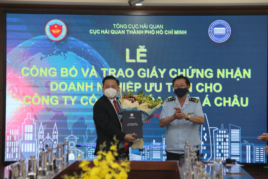 Thùy ùy quyền của lãnh đạo Tổng cục Hải quan, Phó Cục trưởng Phan Minh Lê trao quyết định doanh nghiệp ưu tiên cho  Tổng Giám đốc ACC. Ảnh: T.H