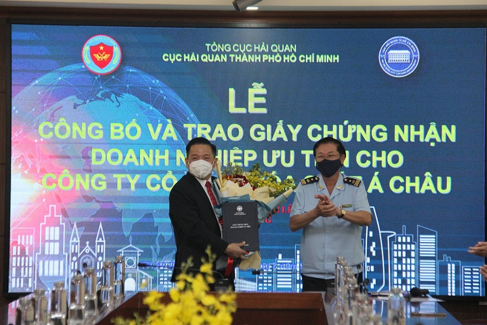Thùy ùy quyền của lãnh đạo Tổng cục Hải quan, Phó Cục trưởng Phan Minh Lê trao quyết định doanh nghiệp ưu tiên cho  Tổng Giám đốc ACC. Ảnh: T.H