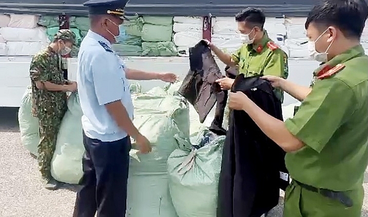 Tổ liên ngành An Giang bắt giữ xe ô tô chở đầy quần áo 
