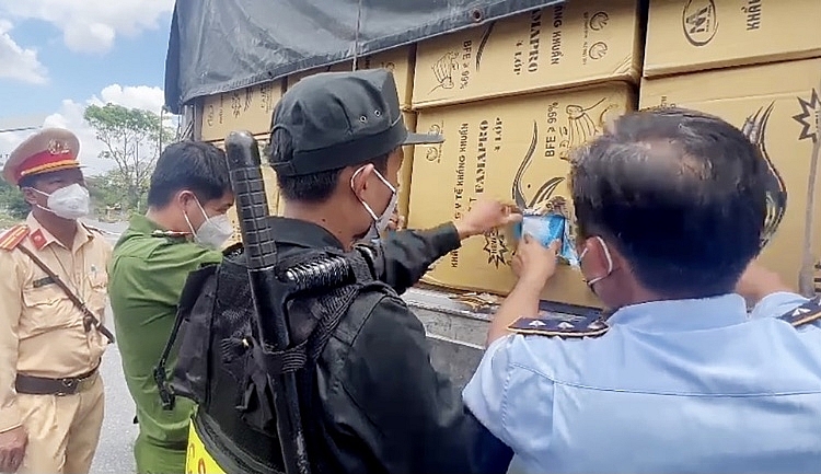 hàng nghìn thùng khẩu trang y tế bị Tổ công tác liên ngành chống buôn lậu An Giang bắt giữ