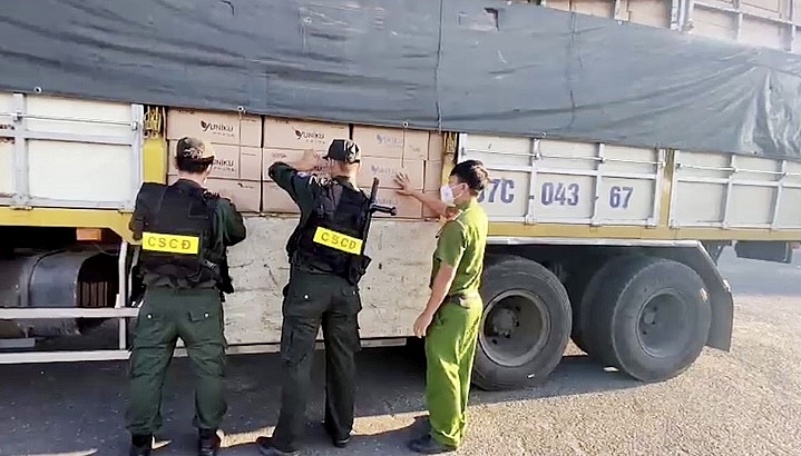Bắt giữ trên 700 thùng khẩu trang tại biên giới Tịnh Biên