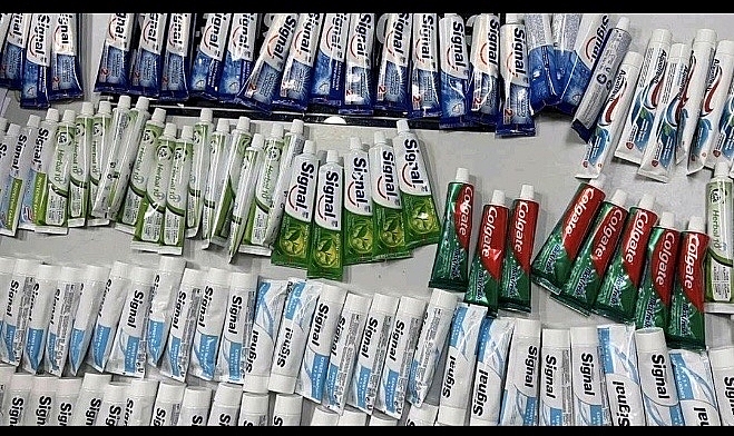 Hơn 11kg ma túy được cất giấu tinh vi trong các tuýp kem đánh răng và nước súc miệng.