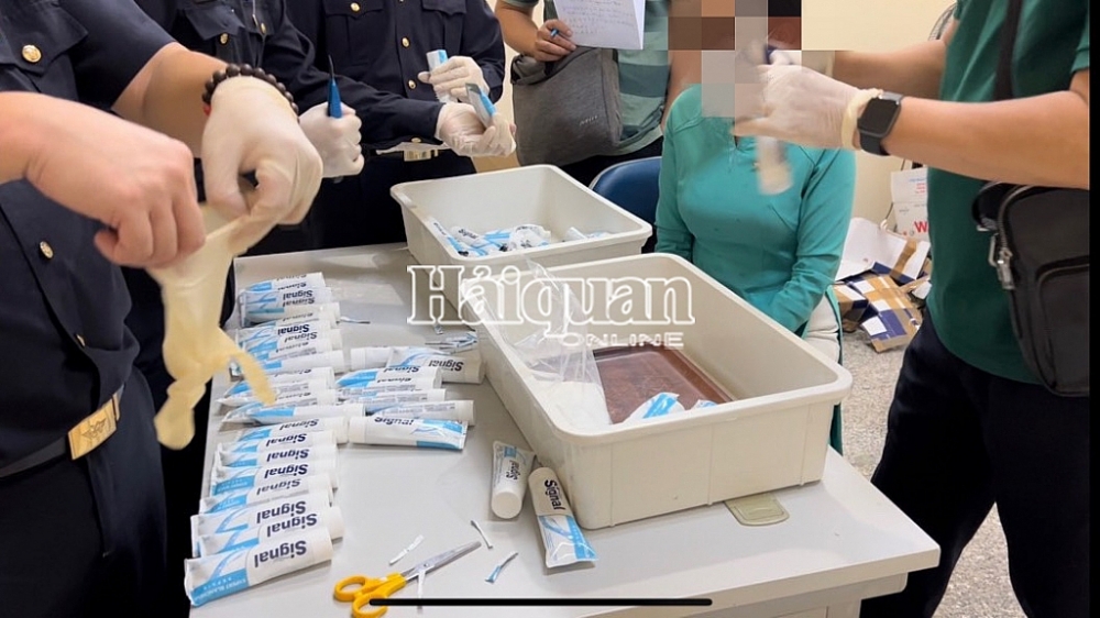 Những hình ảnh Hải quan TPHCM bắt giữ trên 11kg ma túy ngụy trang trong tuýp kem đánh răng