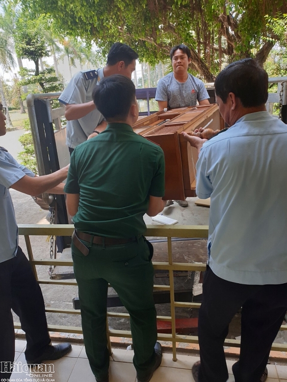 cho hang lau vuot tram hai xe tai bi bat tai cua khau dinh ba