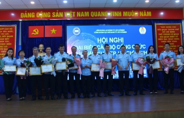 Hải quan TPHCM 3 năm liền nhận Cờ thi đua của Liên đoàn Lao động