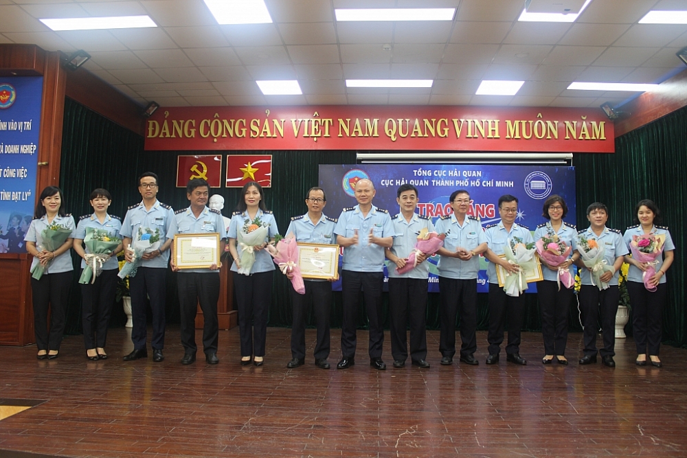 Lãnh đạo Cục Hải quan TPHCM khen thưởng các tập thể Chi cục Hải quan sân bay quốc tế Tân Sơn Nhất. Ảnh: T.H