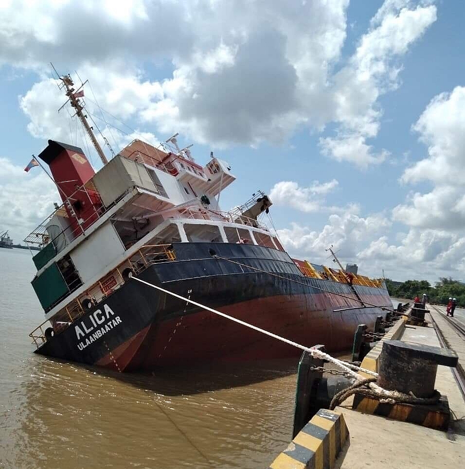 Tàu hàng lật nghiêng, nhiều container rơi xuống sông Sài Gòn