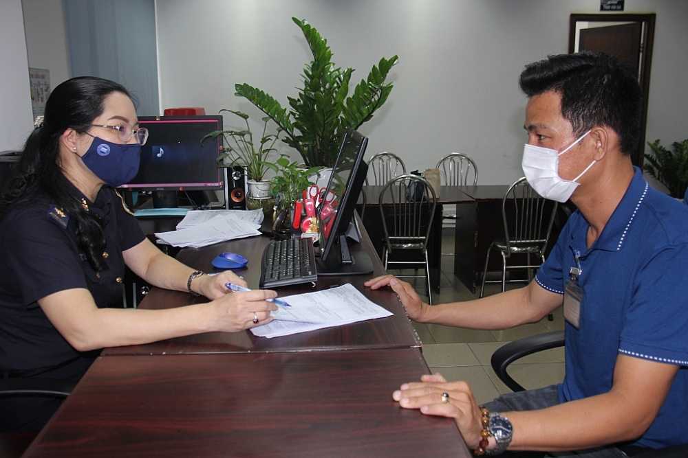 Công chức Hải quan sân bay Tân Sơn Nhất hướng dẫn thủ tục cho doanh nghiệp