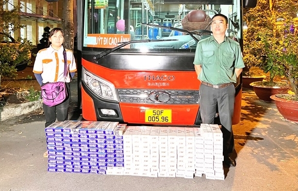 Bắt xe buýt vận chuyển 1.900 bao thuốc lá lậu