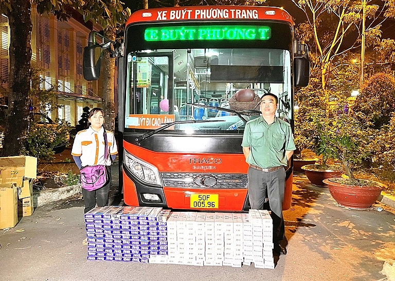 Bắt xe buýt vận chuyển 1.900 bao thuốc lá lậu