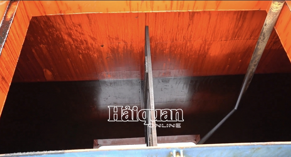 Cận cảnh Hải đội 3 khám xét tàu chở 270 tấn dầu không hóa đơn chứng từ