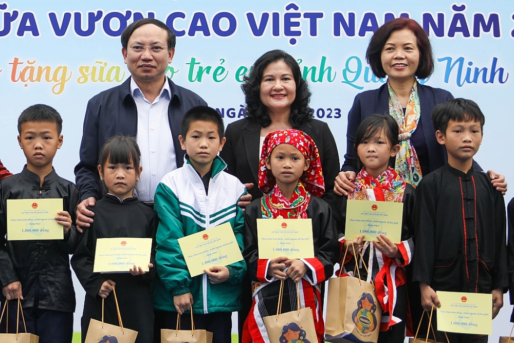 Vinamilk và Quỹ sữa vươn cao Việt Nam khởi động hành trình năm thứ 16 tại Quảng Ninh