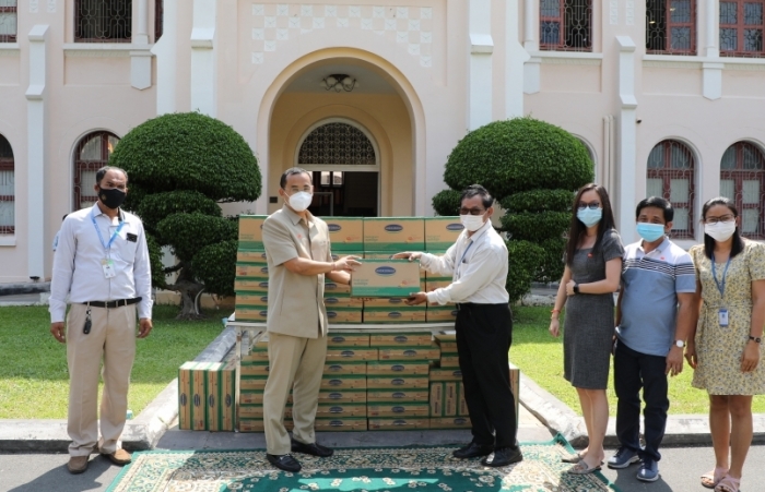 Angkormilk  tặng 48.000 hộp sữa cho người dân vùng dịch Campuchia