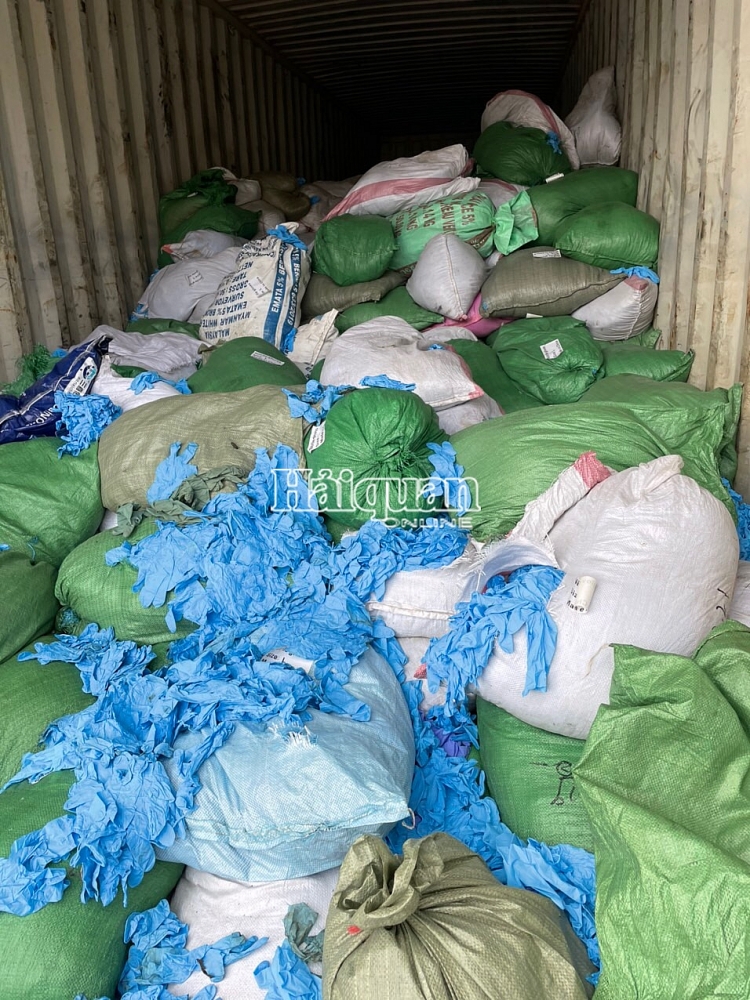 Hải quan TPHCM bắt giữ gần 15 tấn găng tay cũ nhập khẩu từ Trung Quốc