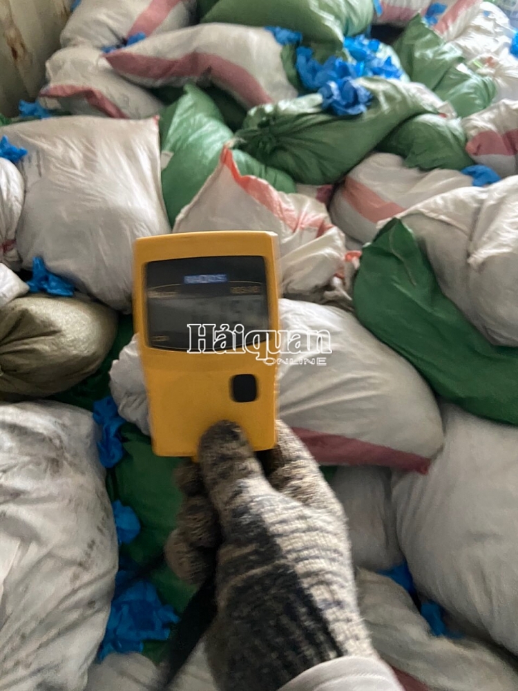 Hải quan TPHCM bắt giữ gần 15 tấn găng tay cũ nhập khẩu từ Trung Quốc