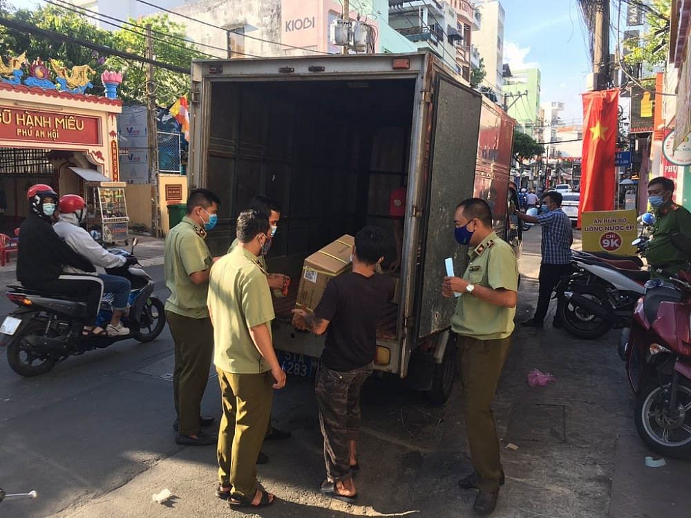 Bắt xe tải chở mỹ phẩm không hóa đơn chứng từ tại TPHCM