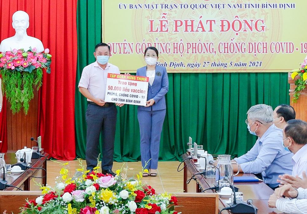 Tập đoàn Hưng Thịnh trao tặng 50.000 liều vắc xin phòng chống Covid-19 cho Bình Định